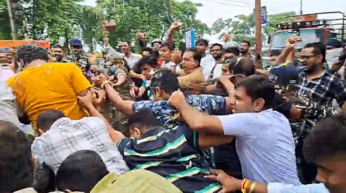 कौन हैं तीर्थंकर घोष जिन पर भीड़ ने बरसाए अंडे, 6 PHOTO में देखें TMC नेता के बेटे का हाल