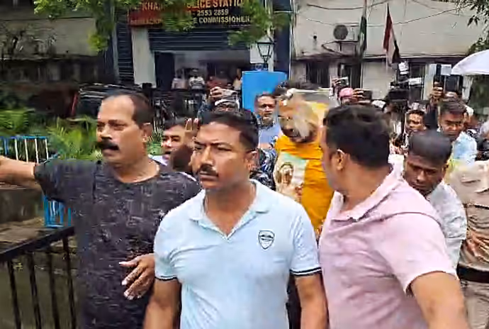 कौन हैं तीर्थंकर घोष जिन पर भीड़ ने बरसाए अंडे, 6 PHOTO में देखें TMC नेता के बेटे का हाल