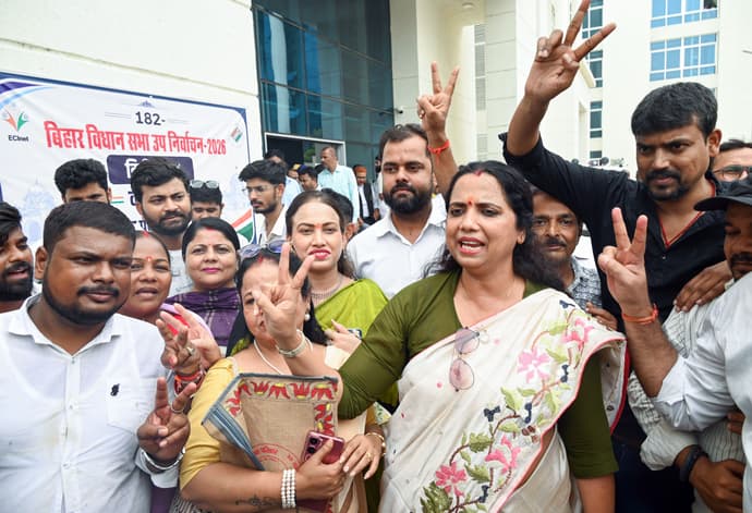 कौन हैं वीणा मानवी जो गिरफ्तार होते ही रो पड़ीं, 6 PHOTO में देखें बिहार पुलिस का एक्शन