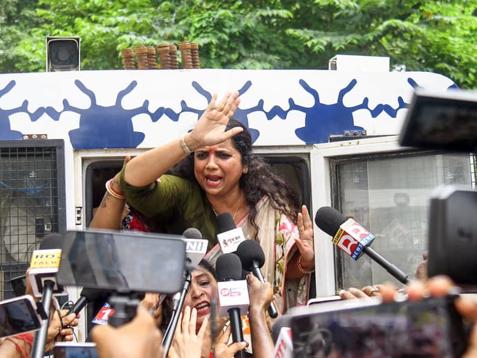 कौन हैं वीणा मानवी जो गिरफ्तार होते ही रो पड़ीं, 6 PHOTO में देखें बिहार पुलिस का एक्शन