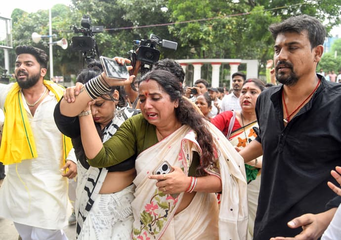 कौन हैं वीणा मानवी जो गिरफ्तार होते ही रो पड़ीं, 6 PHOTO में देखें बिहार पुलिस का एक्शन