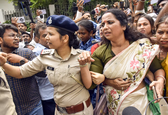 कौन हैं वीणा मानवी जो गिरफ्तार होते ही रो पड़ीं, 6 PHOTO में देखें बिहार पुलिस का एक्शन