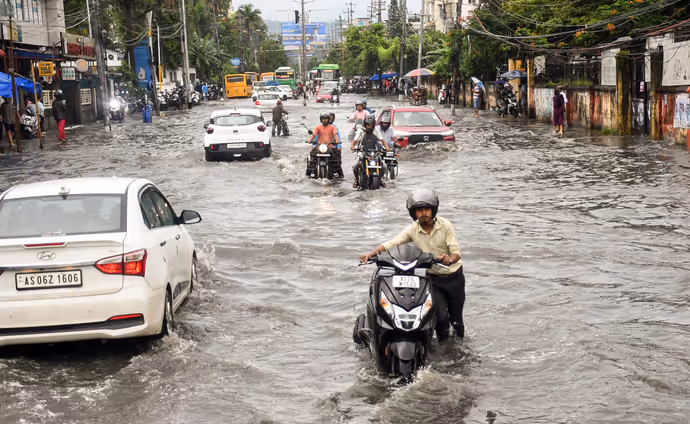 बाढ़ से बेहाल हुआ असम, 8 PHOTO में देखें राजधानी गुवाहाटी का हाल