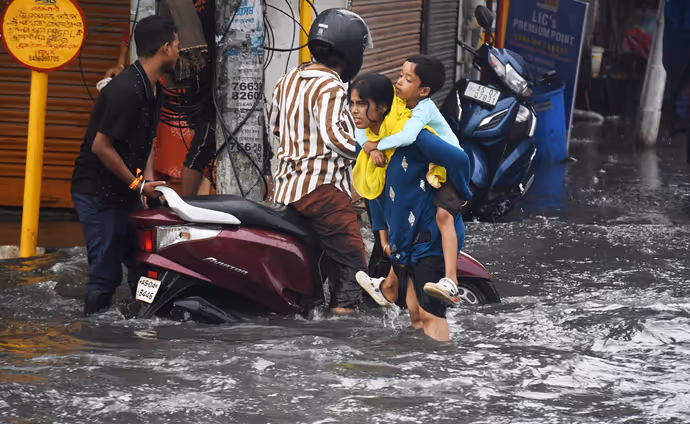 बाढ़ से बेहाल हुआ असम, 8 PHOTO में देखें राजधानी गुवाहाटी का हाल