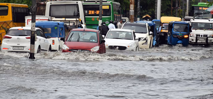 बाढ़ से बेहाल हुआ असम, 8 PHOTO में देखें राजधानी गुवाहाटी का हाल