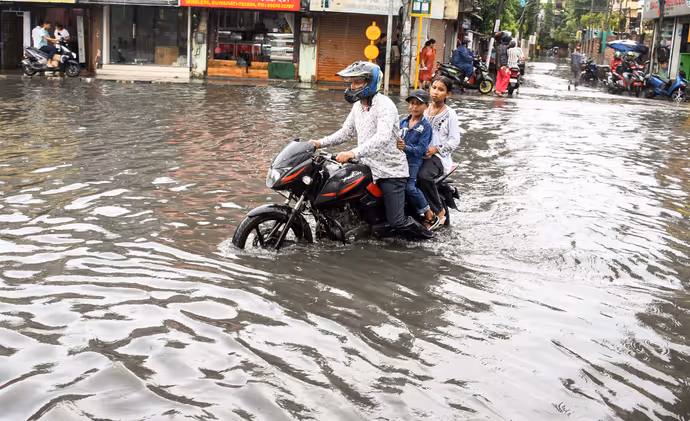 बाढ़ से बेहाल हुआ असम, 8 PHOTO में देखें राजधानी गुवाहाटी का हाल