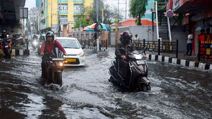 बाढ़ से बेहाल हुआ असम, 8 PHOTO में देखें राजधानी गुवाहाटी का हाल