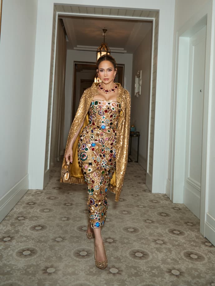 जेनिफर लोपेज का ग्लैमरस अवतार, ज्वेल-स्टडेड गोल्डन गाउन में दिखा डीवा का रॉयल अंदाज