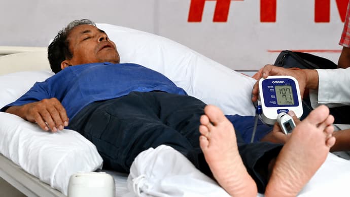 17 दिन से भूख हड़ताल पर सोनम वांगचुक, 5 तस्वीरों में देखें कैसी हो गई हालत