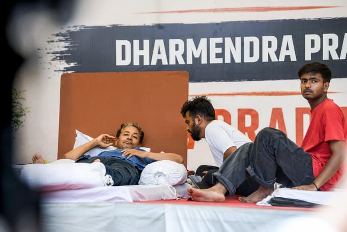 17 दिन से भूख हड़ताल पर सोनम वांगचुक, 5 तस्वीरों में देखें कैसी हो गई हालत