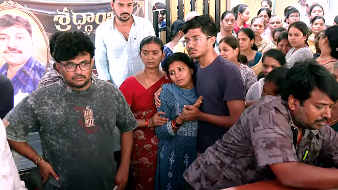 पिता का शव देख बिलख उठा मासूम, वियतनाम हादसे की 6 तस्वीरों में देखें कैसे छलका परिवार का दर्द