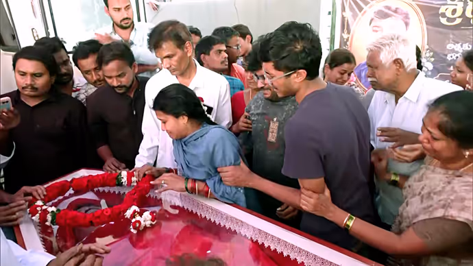 पिता का शव देख बिलख उठा मासूम, वियतनाम हादसे की 6 तस्वीरों में देखें कैसे छलका परिवार का दर्द