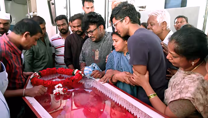 पिता का शव देख बिलख उठा मासूम, वियतनाम हादसे की 6 तस्वीरों में देखें कैसे छलका परिवार का दर्द