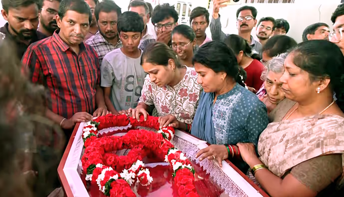 पिता का शव देख बिलख उठा मासूम, वियतनाम हादसे की 6 तस्वीरों में देखें कैसे छलका परिवार का दर्द