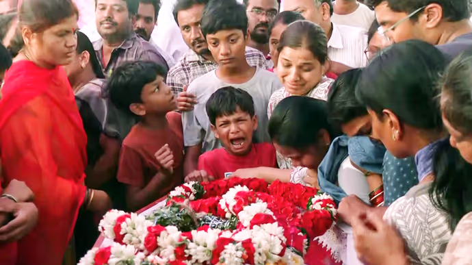 पिता का शव देख बिलख उठा मासूम, वियतनाम हादसे की 6 तस्वीरों में देखें कैसे छलका परिवार का दर्द