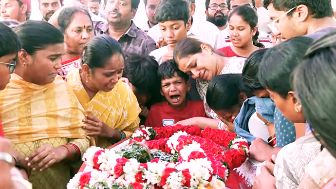 पिता का शव देख बिलख उठा मासूम, वियतनाम हादसे की 6 तस्वीरों में देखें कैसे छलका परिवार का दर्द