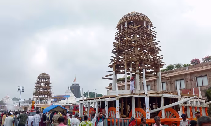 पुरी में तैयार हो रहा भगवान जगन्नाथ का रथ, 6 PHOTO में देखें रथयात्रा की तैयारी