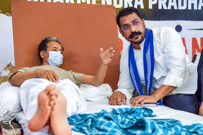 18 दिन से भूख हड़ताल पर हैं सोनम वांगचुक, 8 PHOTO में देखें अब कैसी है हालत