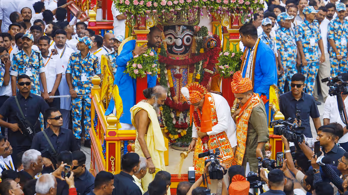 Jagannath Rath Yatra: अहमदाबाद में निकली भव्य रथयात्रा, 8 PHOTO में देखें भ्रमण पर कैसे निकले भगवान जगन्नाथ