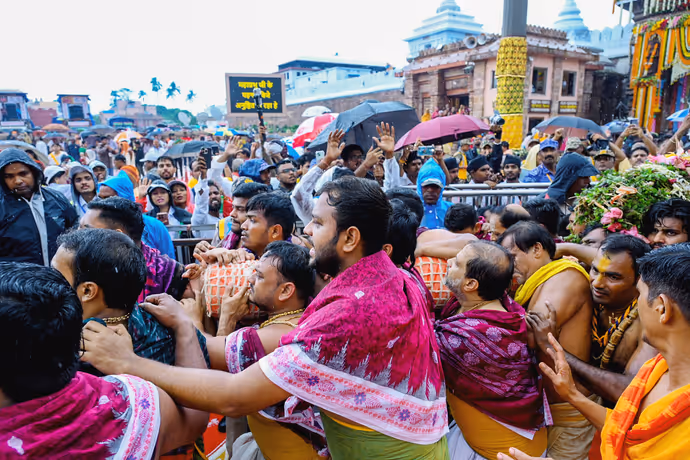 पुरी में उमड़ा जनसैलाब: सड़कों पर पैर रखने की नहीं जगह, सबसे पहले देखिए जगन्नाथ रथयात्रा की 5 तस्वीरें