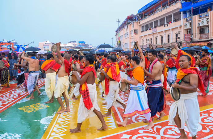 Jagannath Rath Yatra 2026: श्रद्धालुओं से गुलजार पुरी, 8 PHOTO में देखें रथयात्रा से पहले का अद्भुत नजारा