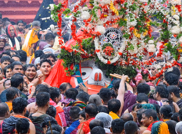 पुरी में उमड़ा जनसैलाब: सड़कों पर पैर रखने की नहीं जगह, सबसे पहले देखिए जगन्नाथ रथयात्रा की 5 तस्वीरें
