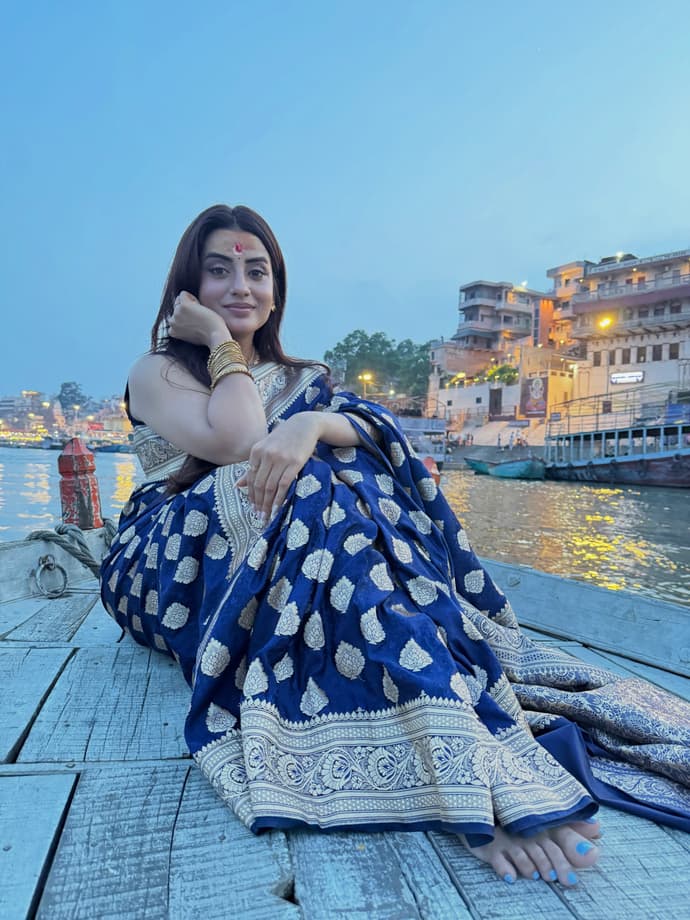 महादेव के दरबार पहुंचीं अक्षरा सिंह, 6 Photos में दिखें भोजपुरी क्वीन का ट्रेडिशनल लुक