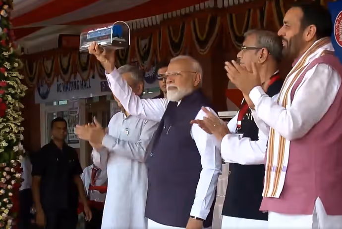 हाइड्रोजन ट्रेन चलाने वाला दुनिया का 5वां देश बना भारत, 10 PHOTO में देखें ट्रेन की खास तस्वीरें
