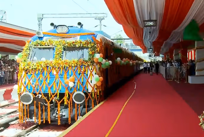 हाइड्रोजन ट्रेन चलाने वाला दुनिया का 5वां देश बना भारत, 10 PHOTO में देखें ट्रेन की खास तस्वीरें