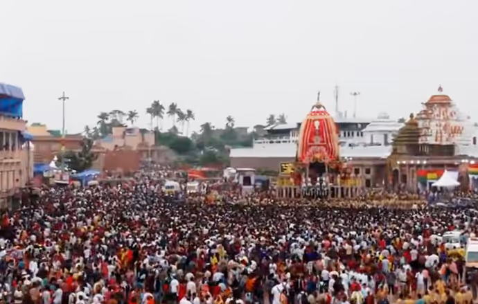 Puri Rath Yatra 2nd Day: दूसरे दिन पुरी पहुंचे 12 लाख श्रद्धालु, 8 PHOTO में रथयात्रा की भव्य तस्वीरें