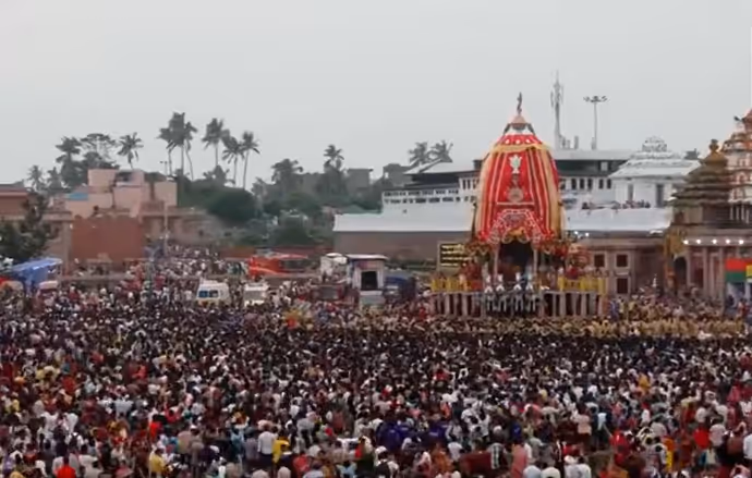 Puri Rath Yatra 2nd Day: दूसरे दिन पुरी पहुंचे 12 लाख श्रद्धालु, 8 PHOTO में रथयात्रा की भव्य तस्वीरें