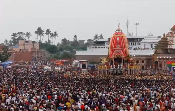 Puri Rath Yatra 2nd Day: दूसरे दिन पुरी पहुंचे 12 लाख श्रद्धालु, 8 PHOTO में रथयात्रा की भव्य तस्वीरें