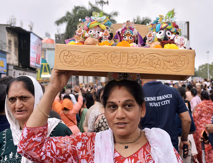 Puri Rath Yatra 2nd Day: दूसरे दिन पुरी पहुंचे 12 लाख श्रद्धालु, 8 PHOTO में रथयात्रा की भव्य तस्वीरें