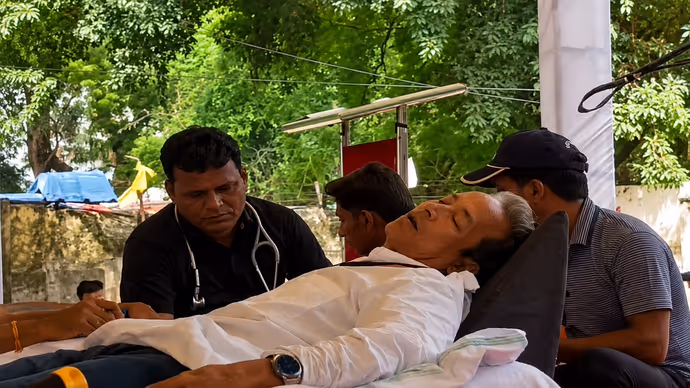 5 PHOTOS : अस्पताल जाते वक्त सोनम वांगचुक के चेहरे पर दिखी हंसी, इशारों में कह गए बड़ी बात