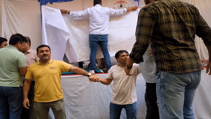 5 PHOTOS : अस्पताल जाते वक्त सोनम वांगचुक के चेहरे पर दिखी हंसी, इशारों में कह गए बड़ी बात