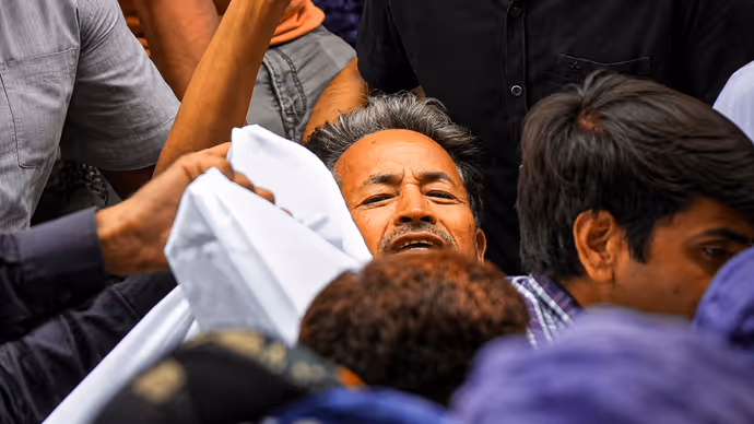 5 PHOTOS : अस्पताल जाते वक्त सोनम वांगचुक के चेहरे पर दिखी हंसी, इशारों में कह गए बड़ी बात