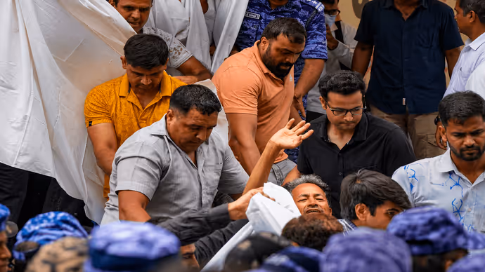 5 PHOTOS : अस्पताल जाते वक्त सोनम वांगचुक के चेहरे पर दिखी हंसी, इशारों में कह गए बड़ी बात