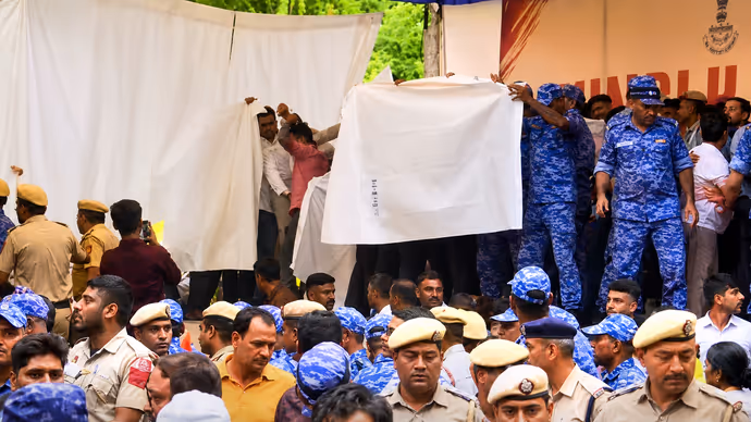 5 PHOTOS : अस्पताल जाते वक्त सोनम वांगचुक के चेहरे पर दिखी हंसी, इशारों में कह गए बड़ी बात