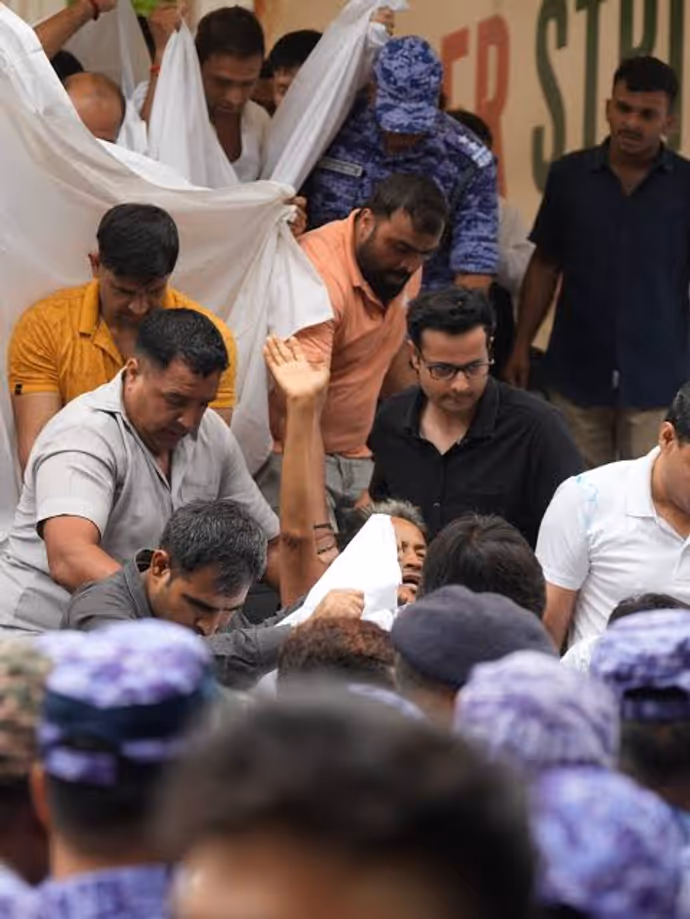 21वें दिन क्या हुआ? 10 तस्वीरों में देखिए जंतर-मंतर से सोनम वांगचुक को कैसे ले गई पुलिस