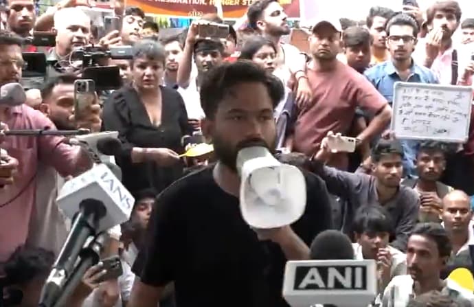 सोनम वांगचुक को जबरिया उठाने पर क्या बोले अभिजीत दिपके, 7 PHOTO में जंतर मंतर का हाल