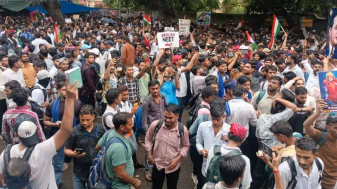 अभिजीत दिपके से लेकर सोनम वागंचुक की पत्नी तक, 5 तस्वीरों में सबसे पहले देखिए जंतर-मंतर के ताजा हाल