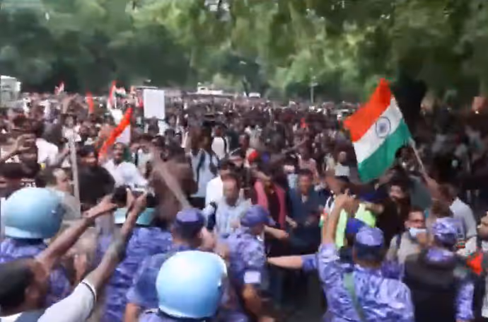 CJP Protest: पुलिस ने दौड़ा-दौड़ाकर पीटा, कइयों के फूटे सिर..7 PHOTO में देखें जंतर-मंतर का हाल