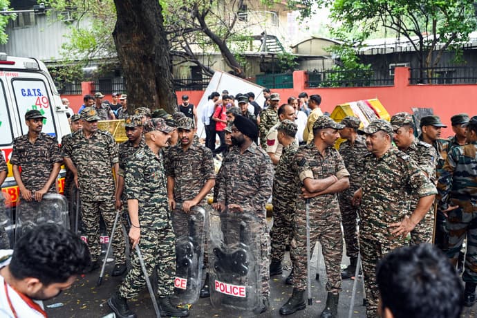 जंतर-मंतर से संसद तक छाबनी में तब्दील इलाका, 5 तस्वीरों में देखिए कैसे चप्पे-चप्पे पर तैनात पुलिस