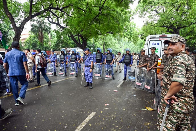 जंतर-मंतर से संसद तक छाबनी में तब्दील इलाका, 5 तस्वीरों में देखिए कैसे चप्पे-चप्पे पर तैनात पुलिस