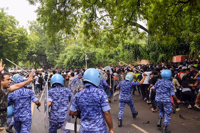 कहीं पीठ पर लाठियों के निशान तो कहीं बिखरी चप्पलें, जंतर-मंतर की 7 सबसे लेटेस्ट तस्वीरें