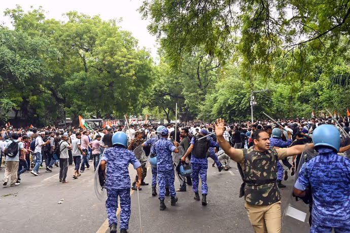 कहीं पीठ पर लाठियों के निशान तो कहीं बिखरी चप्पलें, जंतर-मंतर की 7 सबसे लेटेस्ट तस्वीरें