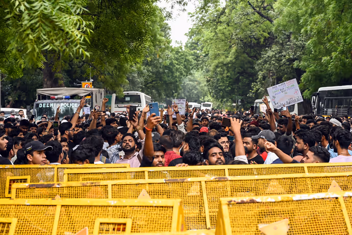 कहीं पीठ पर लाठियों के निशान तो कहीं बिखरी चप्पलें, जंतर-मंतर की 7 सबसे लेटेस्ट तस्वीरें