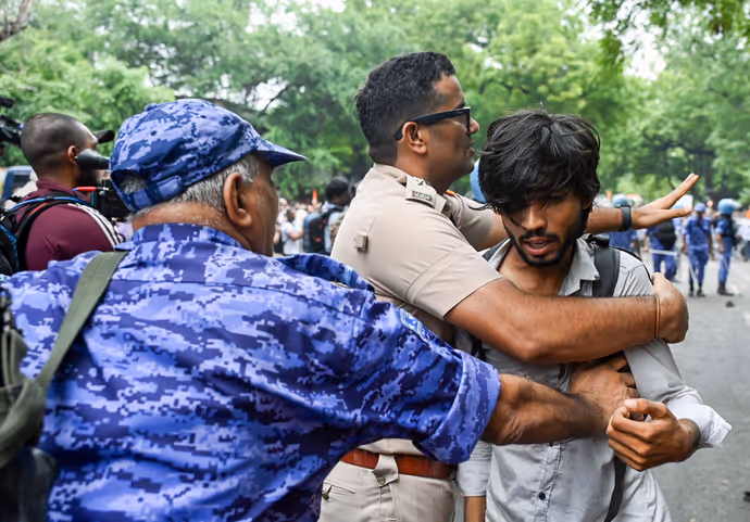कहीं पीठ पर लाठियों के निशान तो कहीं बिखरी चप्पलें, जंतर-मंतर की 7 सबसे लेटेस्ट तस्वीरें