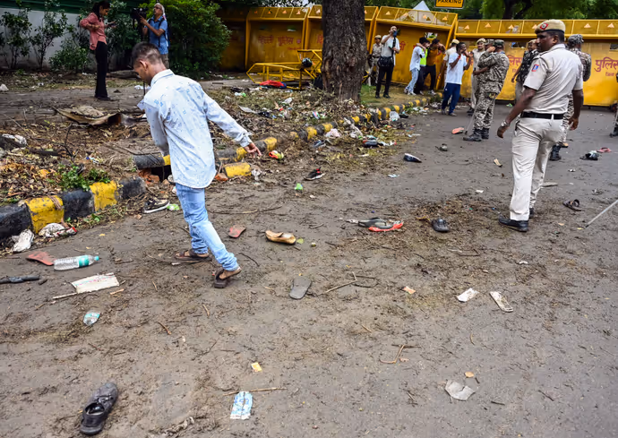 कहीं पीठ पर लाठियों के निशान तो कहीं बिखरी चप्पलें, जंतर-मंतर की 7 सबसे लेटेस्ट तस्वीरें