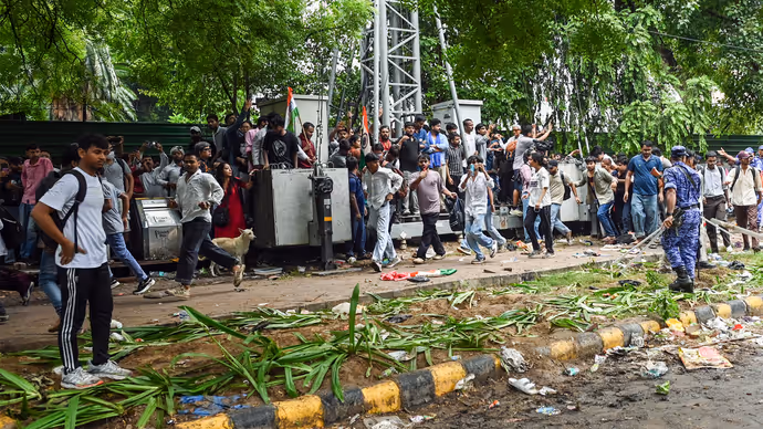 कहीं पीठ पर लाठियों के निशान तो कहीं बिखरी चप्पलें, जंतर-मंतर की 7 सबसे लेटेस्ट तस्वीरें